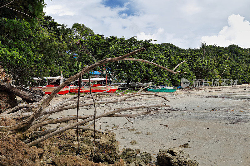 村子或小船上岸。 Punta Ballo 海滩-Sipalay-菲律宾。 0296